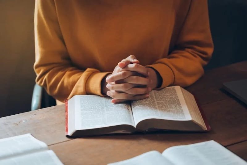 25 Powerful Prayers Before & After Reading the Bible